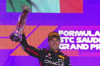 VIDEO | Checo Pérez y una emocionante entonación del himno mexicano tras ganar el Gran Premio de Arabia Saudita