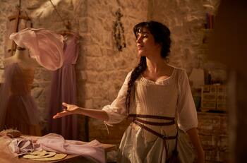 Camila Cabello luce espectacular en la premiere de "Cenicienta", filme que estrena en Prime Video