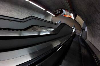 VIDEO: Pie de niña queda atorado en escalera del Metro de la Ciudad de México