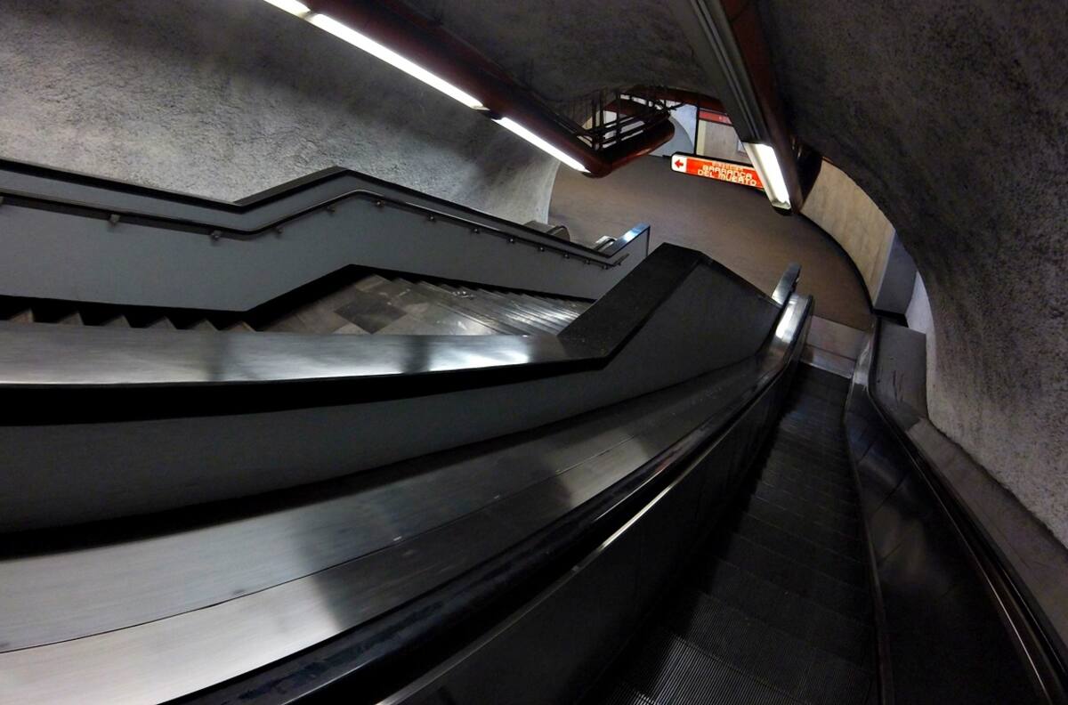 VIDEO: Pie de niña queda atorado en escalera del Metro de la Ciudad de México