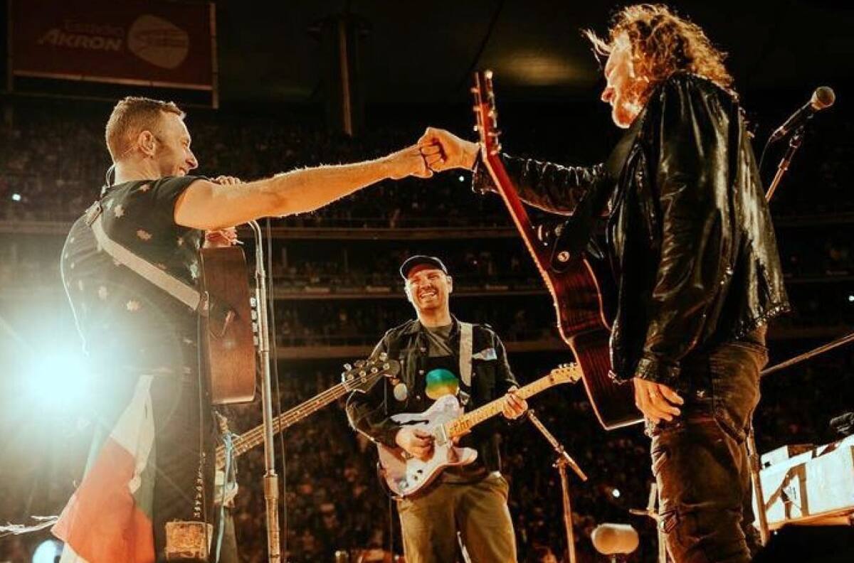 Coldplay sube al escenario a Fher, de Maná, para cantar versión acústica de "Rayando el sol"