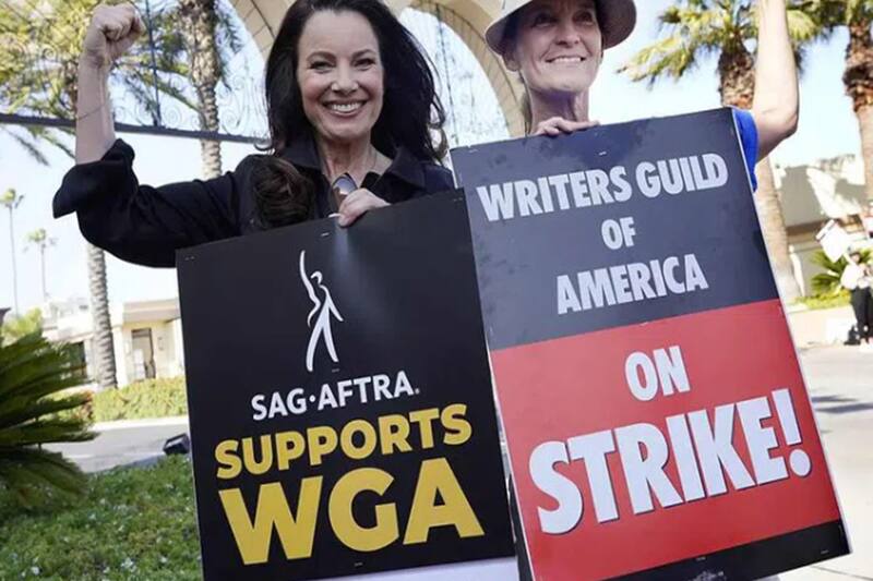 La 75.ª entrega de los Premios Emmy quedó momentáneamente suspendida.