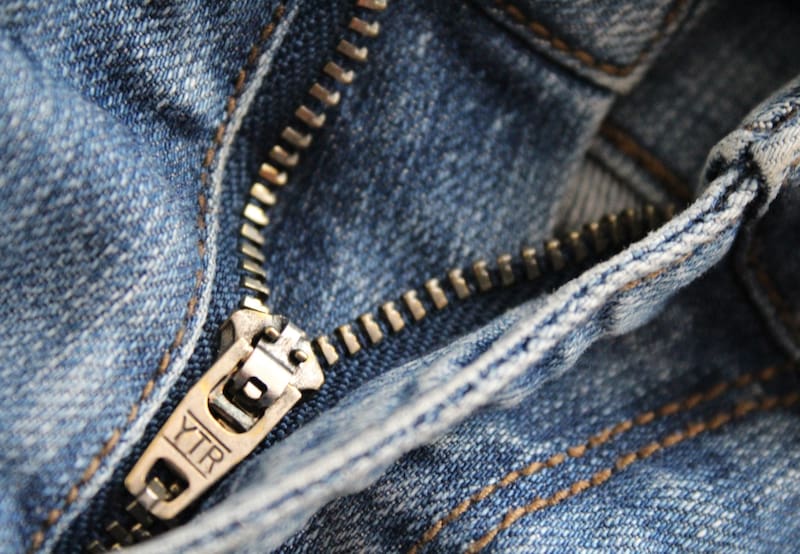 Este truco casero con un tenedor para arreglar un cierre te va a solucionar la existencia | Foto: Beefunky