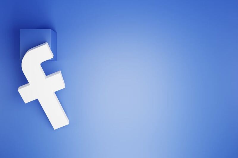 Logo de Facebook en una superficie azul.
