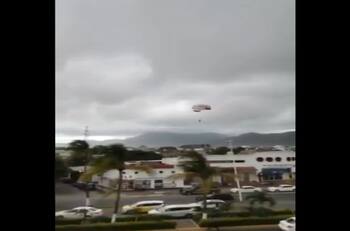 ¡La libró! Mujer cae del parachute en Puerto Vallarta