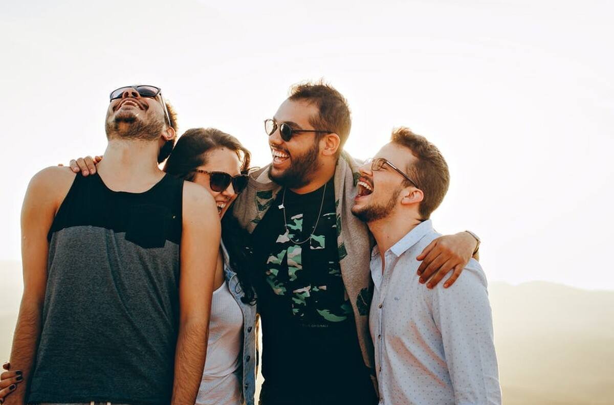 "Los más populares" Estos son los 3 signos que tienen muchos amigos