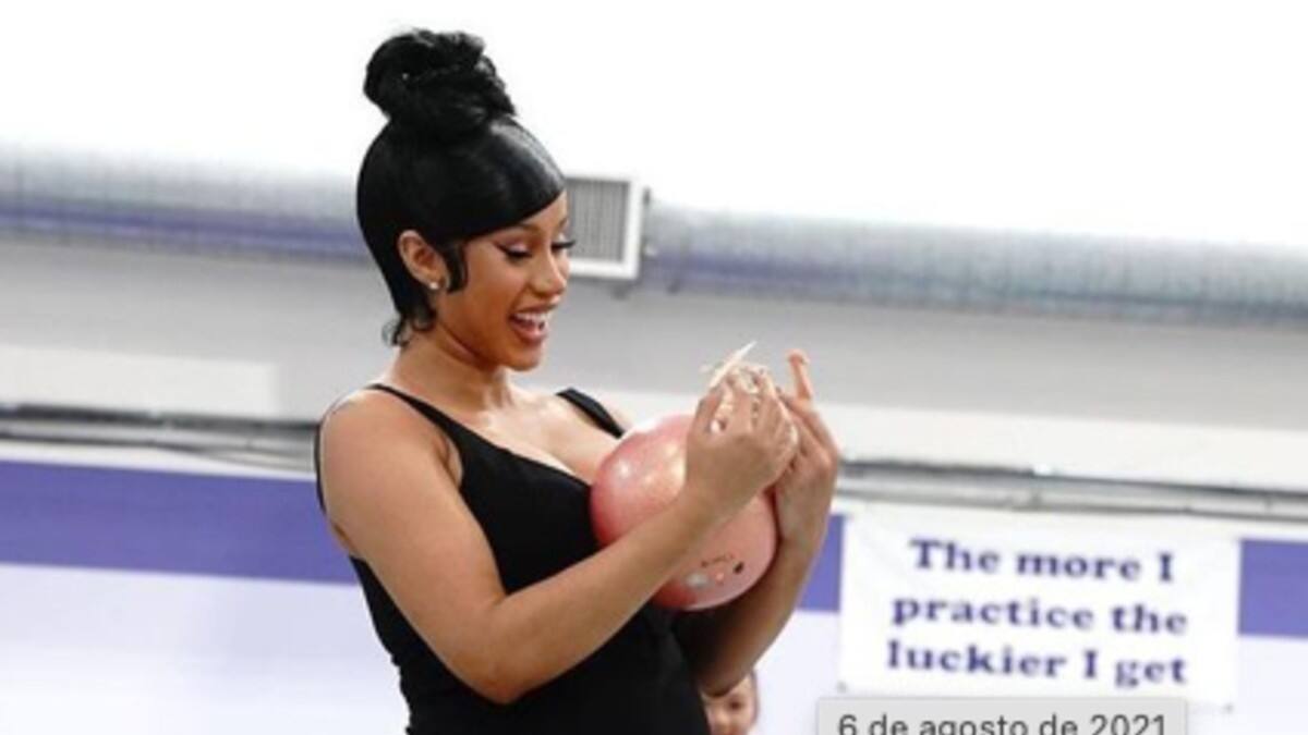 Cardi B muestra su embarazo en leotardo y practicando gimnasia
