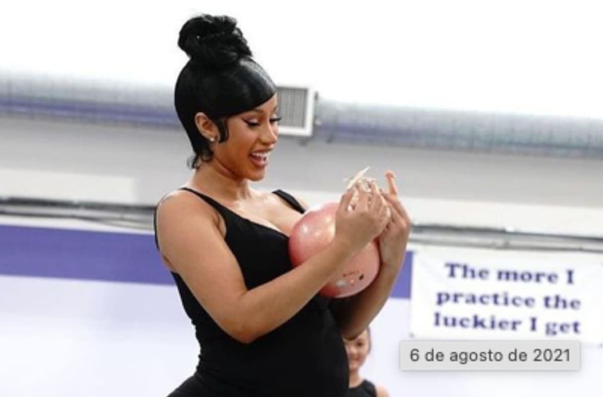Cardi B muestra su embarazo en leotardo y practicando gimnasia