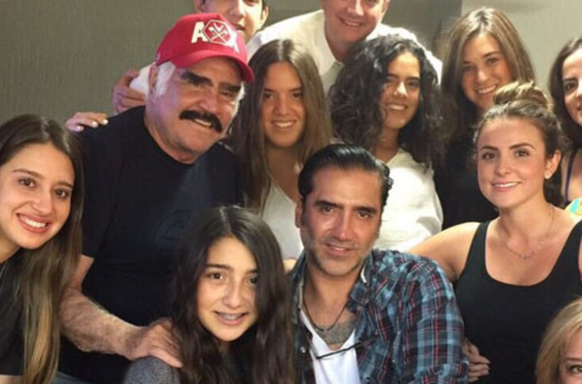 Familia de Vicente Fernández expone el documento que prohíbe la serie 'El Último Rey'