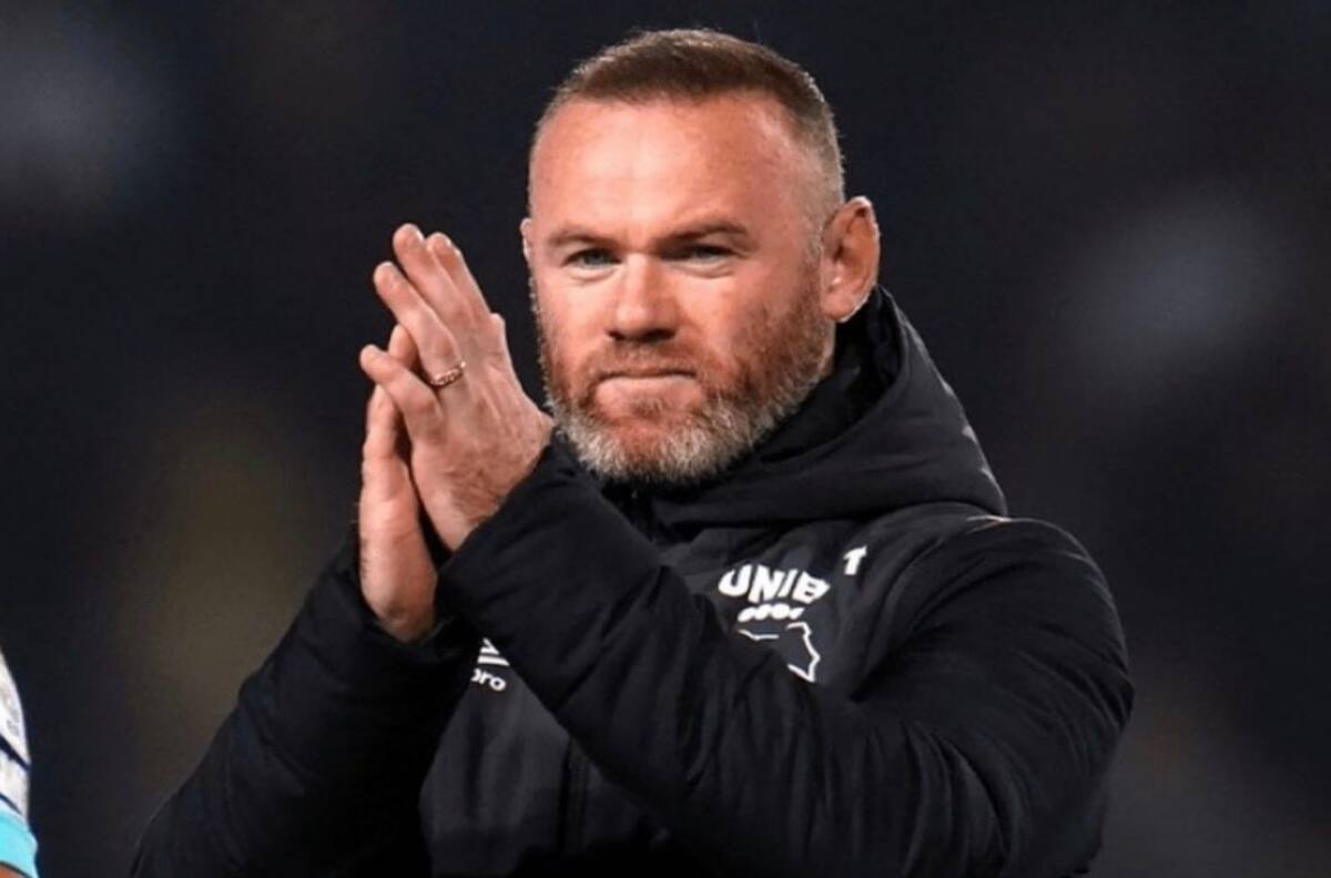 Llenan el carro de Wayne Rooney con dibujos obscenos