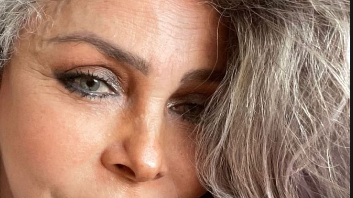 Verónica Castro sin maquillaje y luciendo sus canas se pone a llorar