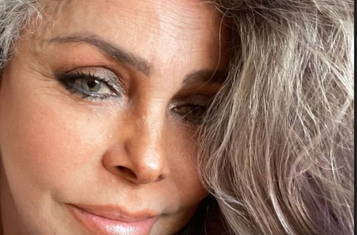 Verónica Castro sin maquillaje y luciendo sus canas se pone a llorar