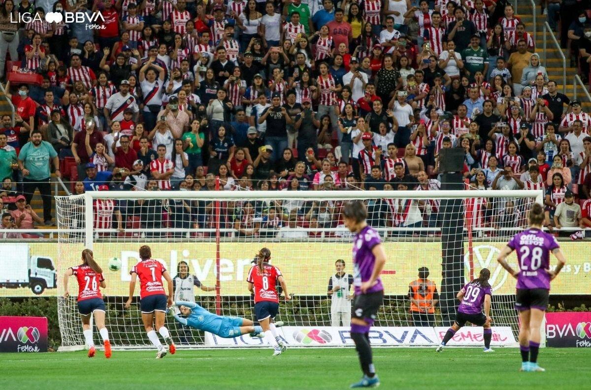 VIDEO | El penal atajado de Blanca Félix a Charlyn Corral que significó el título para Chivas Femenil