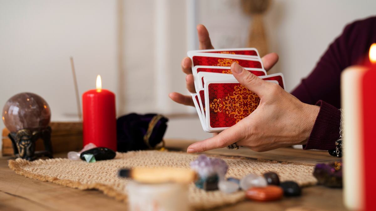 mujer barajando las cartas del Tarot