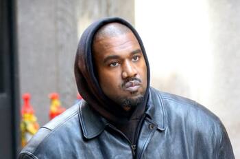 Kanye West apareció descalzo y muy romántico junto a su “esposa” en Italia