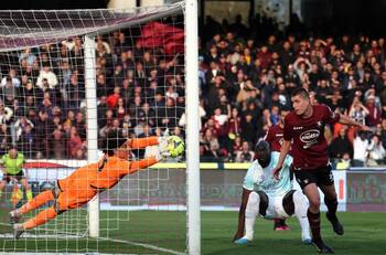 Memo Ochoa fue elegido mejor jugador de la temporada en Salernitana