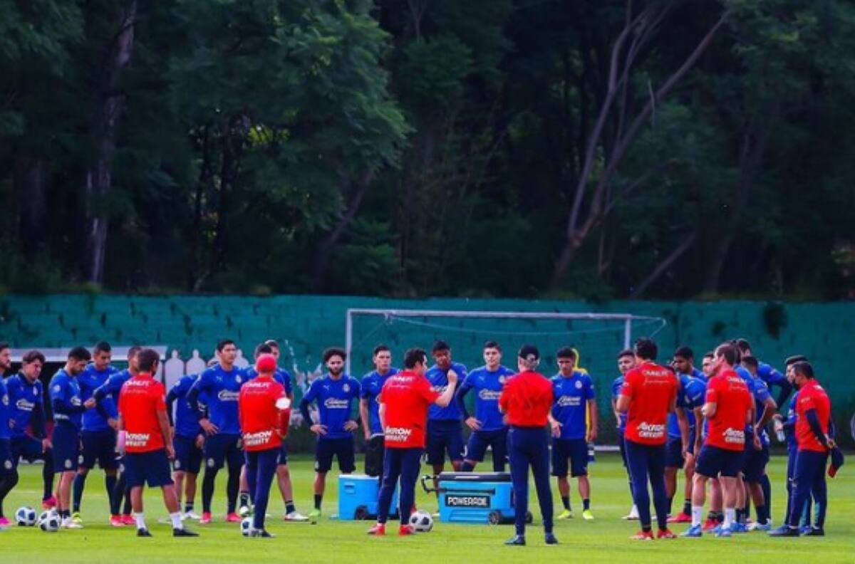 ¿Problemas en Chivas? Jesús Molina se niega a saludar a Michel Leaño