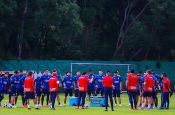 ¿Problemas en Chivas? Jesús Molina se niega a saludar a Michel Leaño