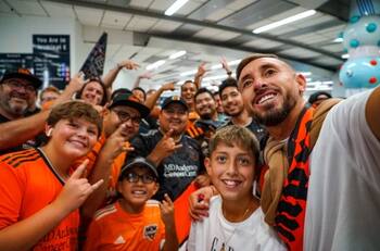 VIDEO | Así recibió la afición del Houston Dynamo a Héctor Herrera