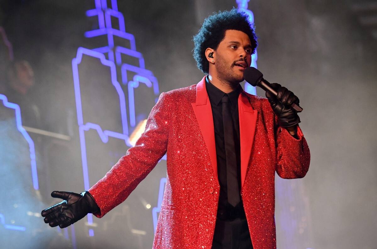 The Weeknd presentó sus mejores éxitos para el show del entretiempo del Super Bowl LV