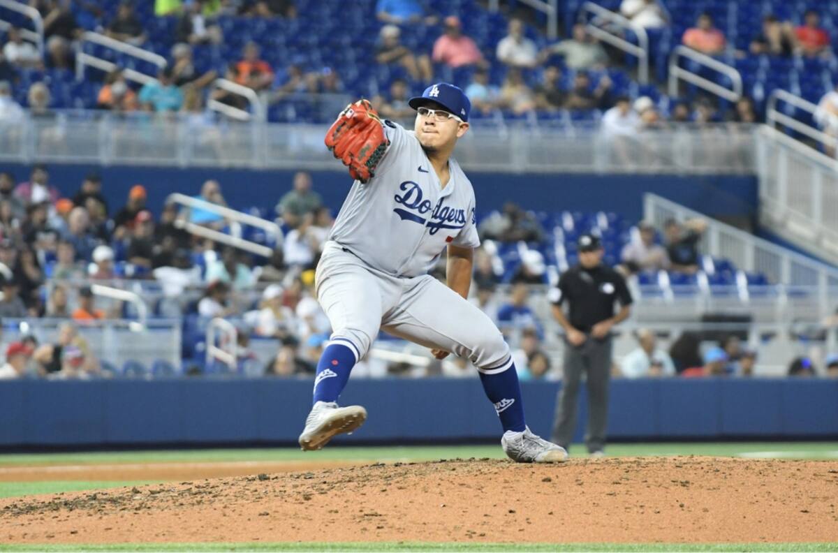 Julio Urías llega a 11 victorias y los Dodgers evitan barrida en Miami