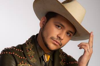 Christian Nodal luce inconsolable y pide perdón cantando ¿lo dejó Belinda?