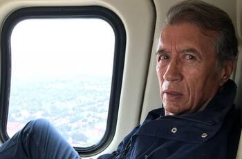 Operan al cantante José María Napoleón por lesión en el hombro