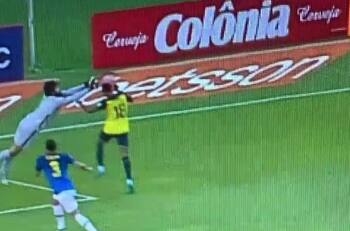 ¡Escándalo en Conmebol! Expulsan dos veces a Alisson Becker y el VAR lo evita