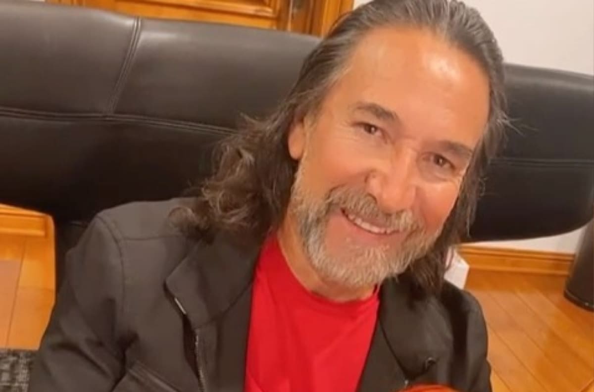 "¡Vacúnense sin miedo!", les dice Marco Antonio Solís a sus seguidores para que se vacunen contra covid-19