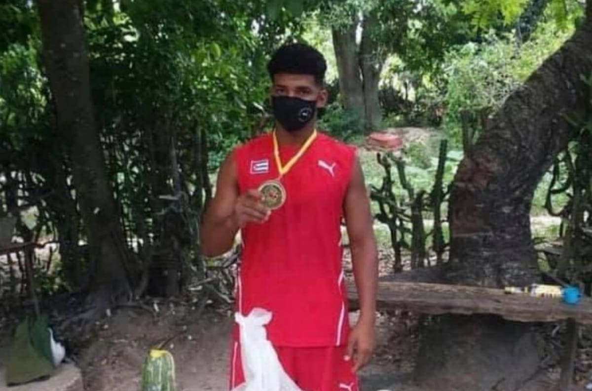 Boxeador y medallista cubano recibe indignante premio en su país
