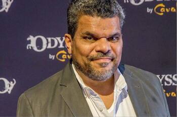 Tim Burton elige a Luis Guzmán para Homero Addams en su nueva serie