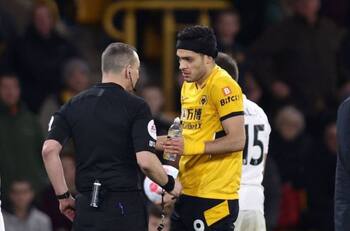 VIDEO | Raúl Jiménez fue expulsado y lesionó al portero del Leeds United