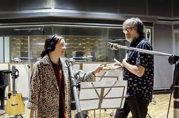 Natalia Lafourcade y Los Auténticos Decadentes le ponen su estilo a canción de Los Tigres del Norte