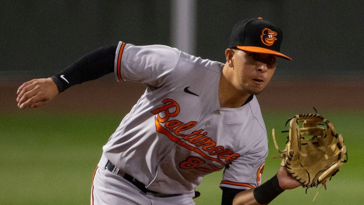 Ramón Urías reconocido con el Guante de Oro en la MLB