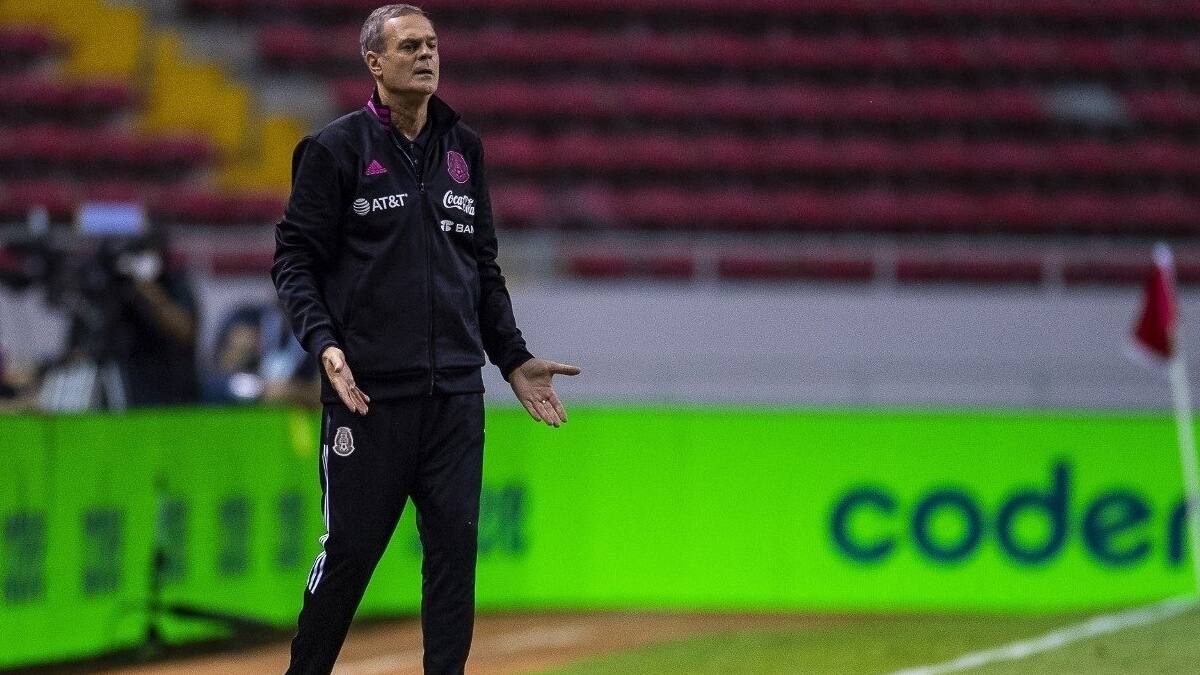 Jorge Theiler tiene problemas con algunos jugadores de la Selección Mexicana