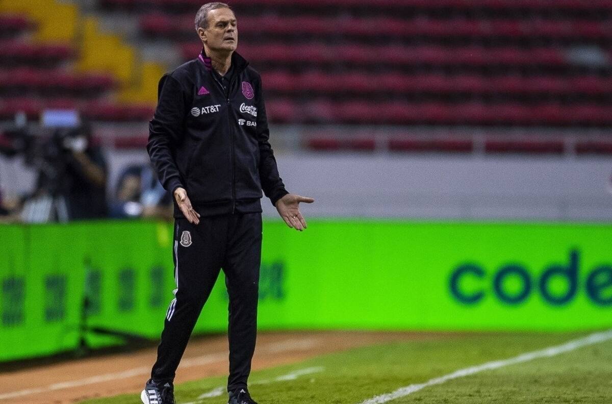 Jorge Theiler tiene problemas con algunos jugadores de la Selección Mexicana