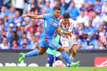 Jugador que reventaron en Necaxa y Cruz Azul, ahora es goleador e ídolo en Chile