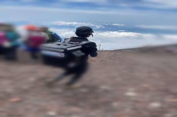 Repartidor escala el Monte Fuji para entregar una pizza y se vuelve viral ¡Excelente servicio!