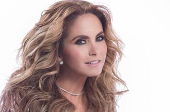 Lucero olvida la letra de algunas de sus canciones durante "concierto" en su casa