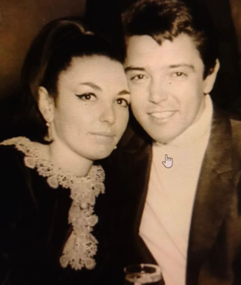 El cantante en compañía de su esposa María del Rocío Hoyos