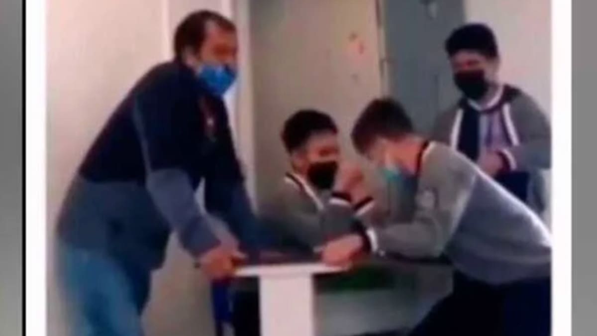 VIDEO | Estudiantes de secundaria juegan “fuercitas” y a uno se le rompió el brazo