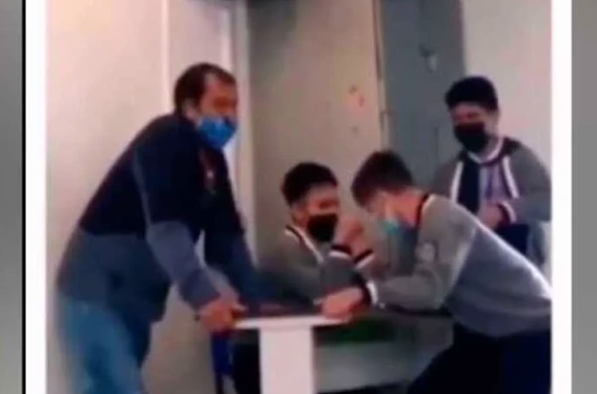 VIDEO | Estudiantes de secundaria juegan “fuercitas” y a uno se le rompió el brazo