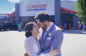Pareja realiza sesión de fotos de bodas en... ¿Un Costco?