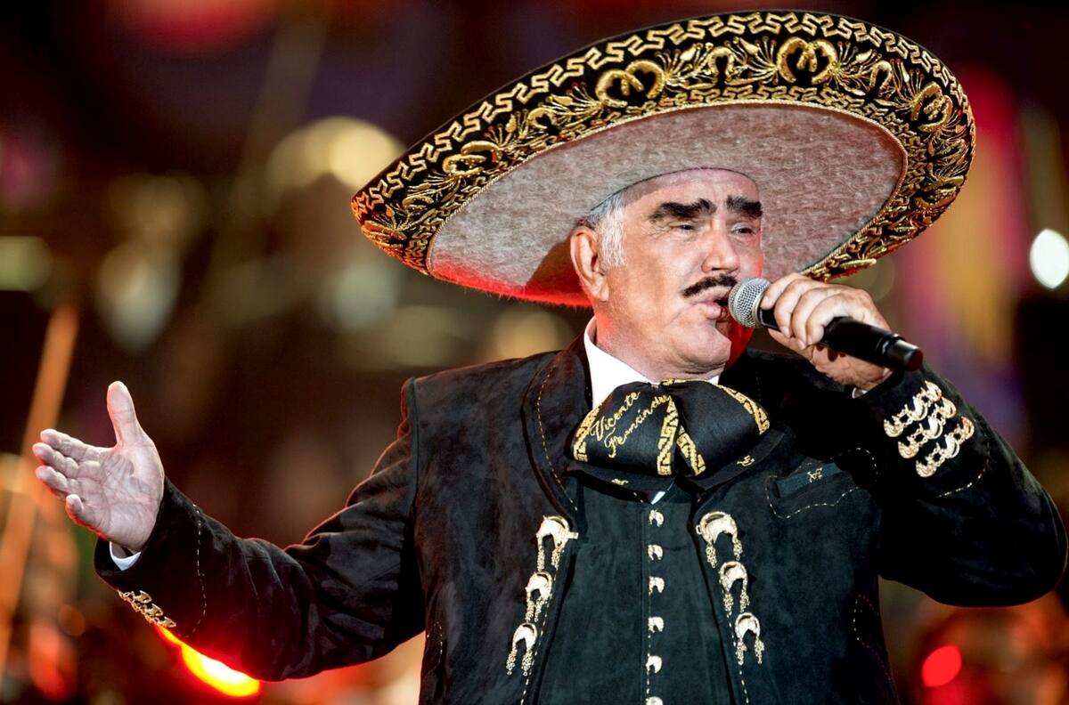 Vicente Fernández brinda tranquilidad a su familia al dejar la terapia intensiva