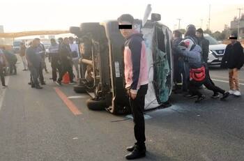 Caos en Autopista México-Puebla: Se reporta balacera y la volcadura de una combi