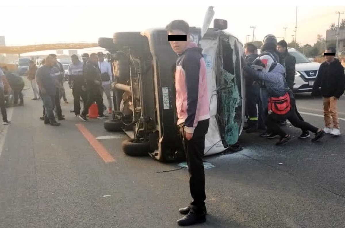 Caos en Autopista México-Puebla: Se reporta balacera y la volcadura de una combi