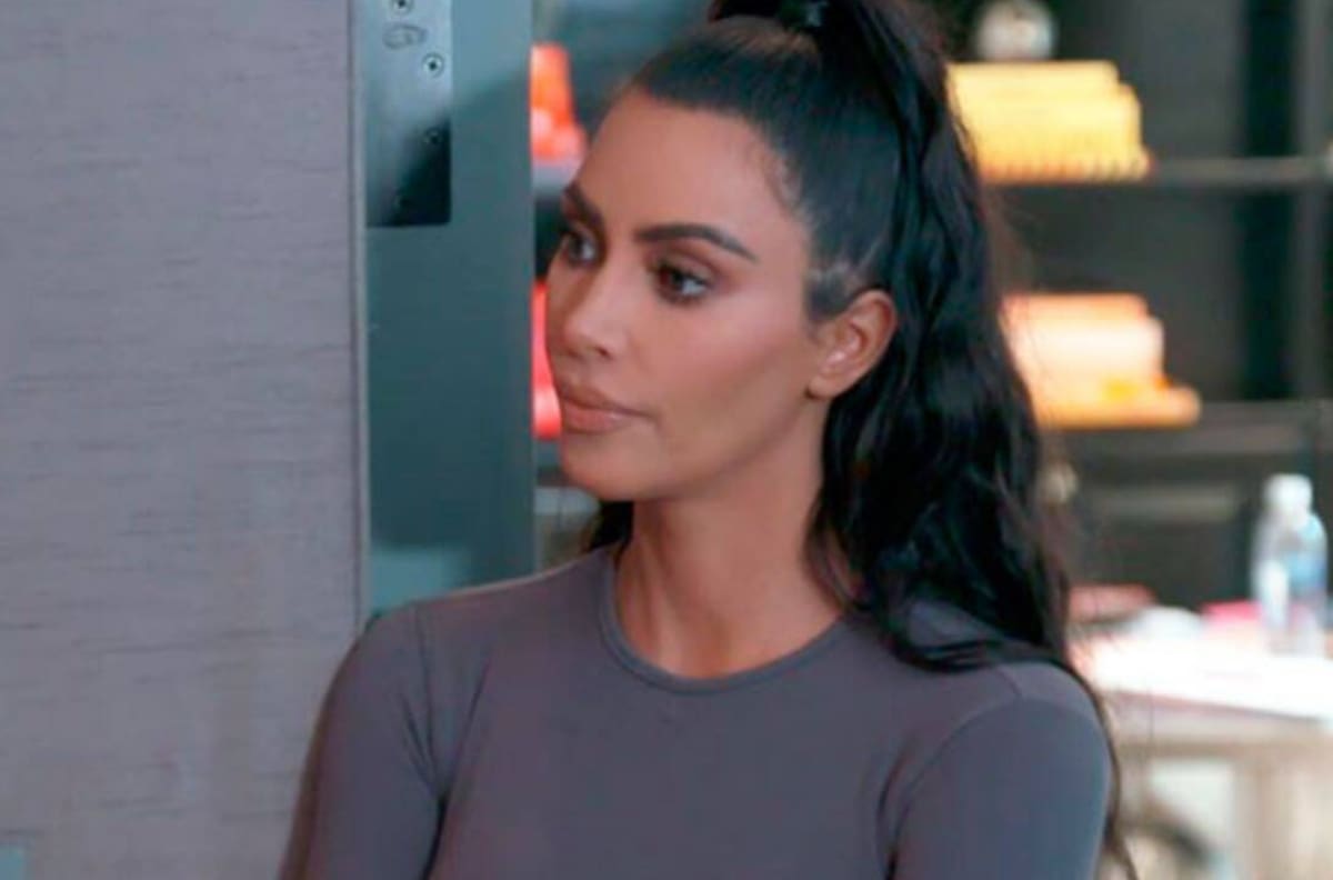 ¡En otro problema legal! Kim Kardashian acusada de contrabandear obra de arte