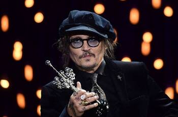 Johnny Deep recibe entre aplausos el premio Donostia en San Sebastián