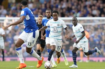 Chelsea consigue su primer triunfo ante el Everton gracias a un penal