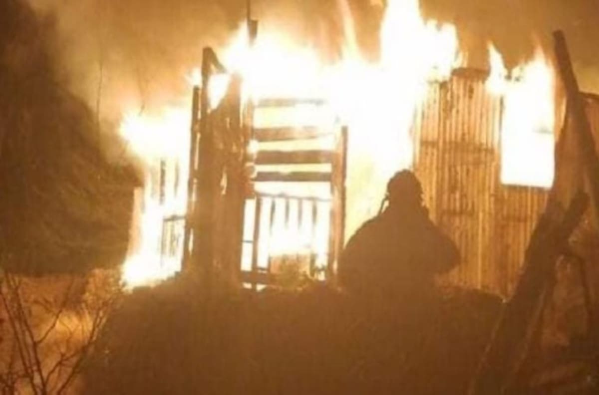 Mujer incendia casa con su esposo adentro; le hartó el desorden